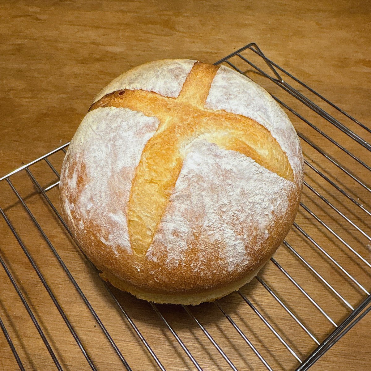 パンも焼いたんだけどめっちゃ焦げた でもおいしそう