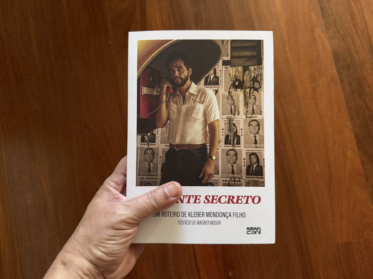 kmendoncafilho's tweet image. Obrigado @BAFTA pelas indicações para O AGENTE SECRETO a Melhor Filme de Língua Não Inglesa e Melhor Roteiro Original, escrito na minha língua mãe, o português brasileiro. ✌🏼🍷

Aliás, o livro do roteiro está à venda e a caminho da 3a Edição 🗣️. 

E parabéns a @petracostal pela…