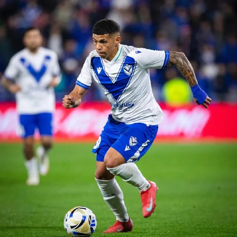 Agusspalacios_'s tweet image. 💣 "Estamos hablando con #Fortaleza". #Velez inició gestiones formales para repatriar a Imanol Machuca.

🔜 En Liniers ya fueron notificados que, tras un fallo del TAS, se levantó la inhabilitación.

🤝🏻 Con el jugador está todo 🆗 y tiene muchas ganas de seguir vistiendo la V.