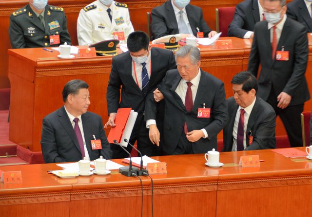 6LEjH8DcDxuhN1s's tweet image. 習近平対張又侠の「権力闘争」に遂に終止符が打たれた。習近平は軍部を抑えきれていなかったが、張又侠を失脚させた事で軍部も最早習に逆らえないだろう。習は、余にも嬉しく、中国各社が直ちに報じた。優柔不断な胡錦濤はまた負けたのだ。…