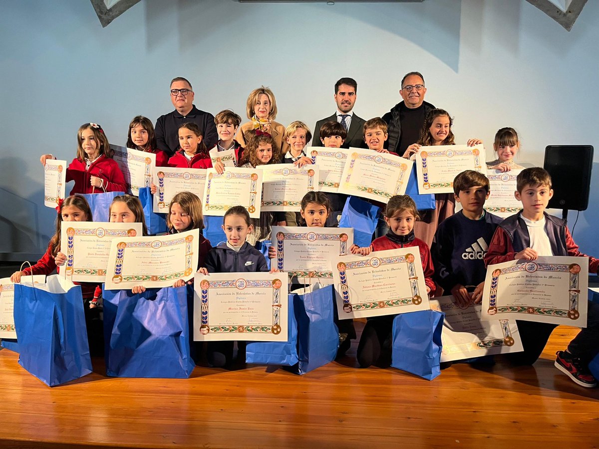 AytoMurcia's tweet photo. La entrega de premios del VIII Concurso Infantil de Belenes pone en valor la tradición belenista entre los escolares murcianos.

El certamen, organizado por la Asociación de Belenistas de Murcia, ha contado con 137 participantes de tres centros educativos

https://t.co/GAFBC8Tt09 https://t.co/owsmixygxd