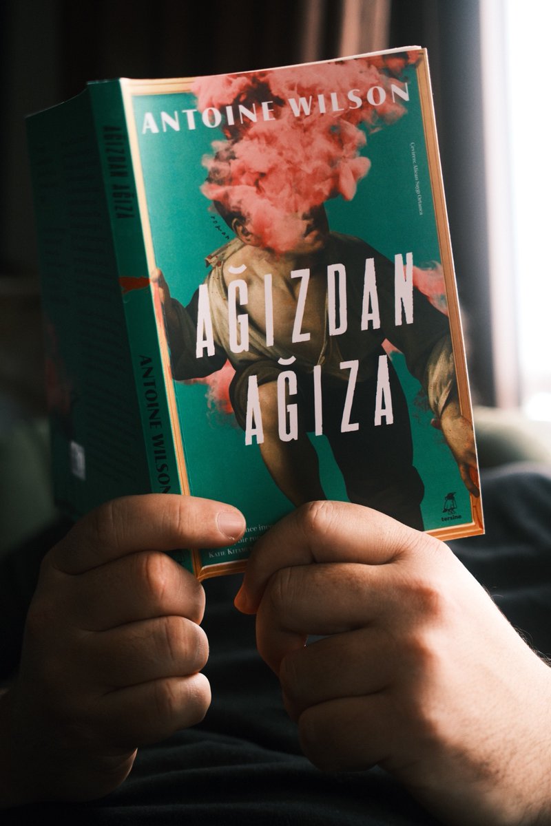 Jeff’in havalimanındaki o tuhaf itirafı, iyilikle art niyetin, gerçekle yalanın birbirine karıştığı ışıltılı ama kirli bir dünyanın kapılarını açıyor. Ağızdan Ağıza ilk sayfadan itibaren şunu soruyor: Cehenneme giden yol, gerçekten iyi niyet taşlarıyla mı döşeli?