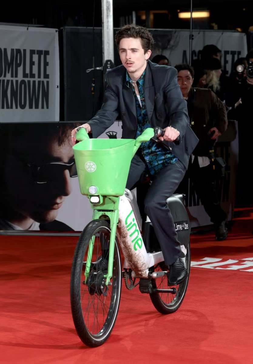 skuraata2018's tweet image. 世界的トップセレブ
ティモシー・シャラメとトム・ヒドルストン、
どちらも普通にシェアサイクルに乗って移動してるの、情緒バグる🍋

#TimotheeChalamet
#TomHiddleston
#Lime