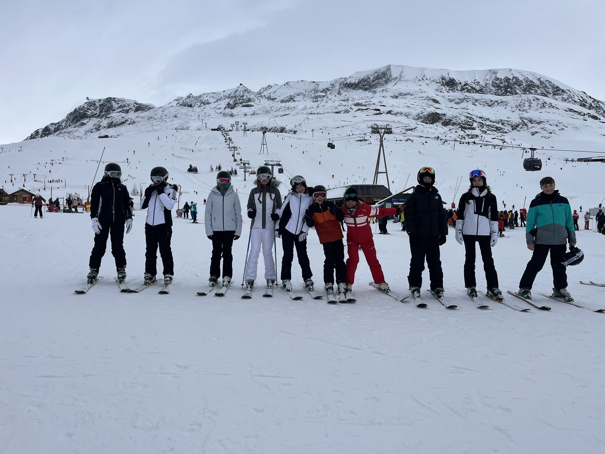 berthaparkski's tweet photo. Group photos 2 and a half days in! @BerthaParkHigh #BPHSSkiFrance26
⛷️ https://t.co/sgQJ05rM6t