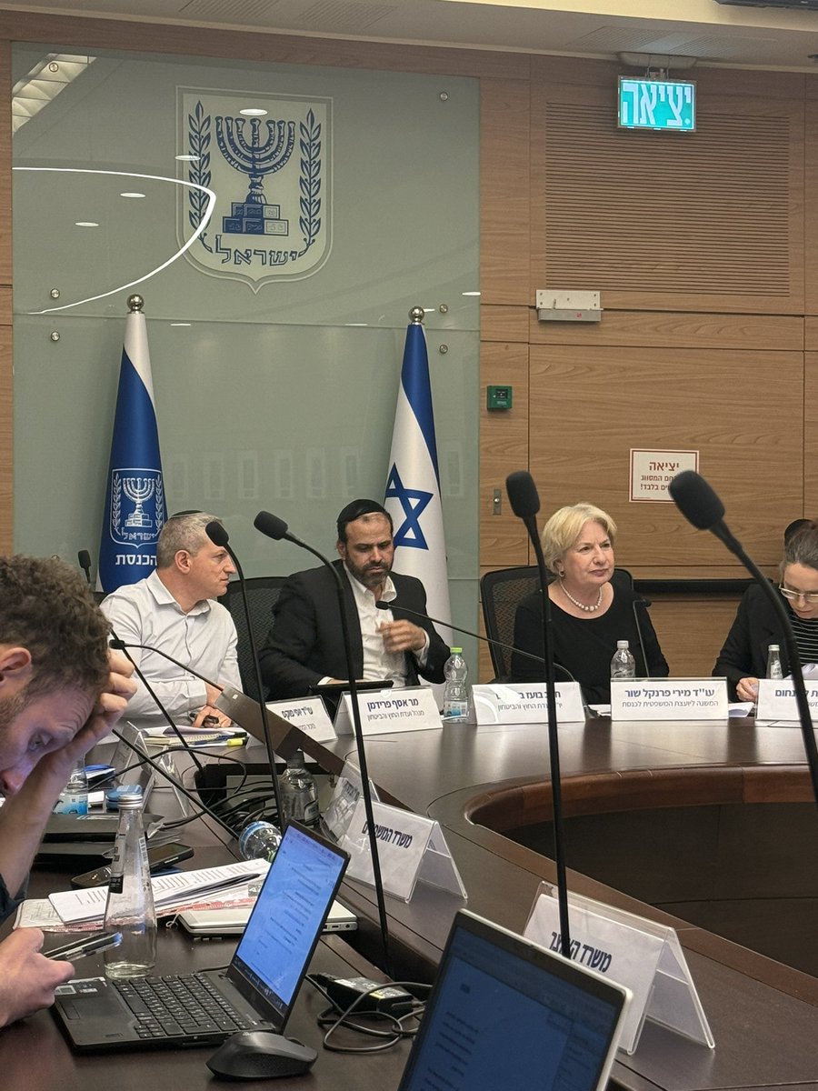 וברגעים אלו, את ועדת חוץ וביטחון, שדנה בחוק ההשתמטות של ח״כ בועז ביסמוט, מנהל ח״כ ינון אזולאי שהשתמט משירות בצה״ל.
אין, אי אפשר להמציא את זה יותר.