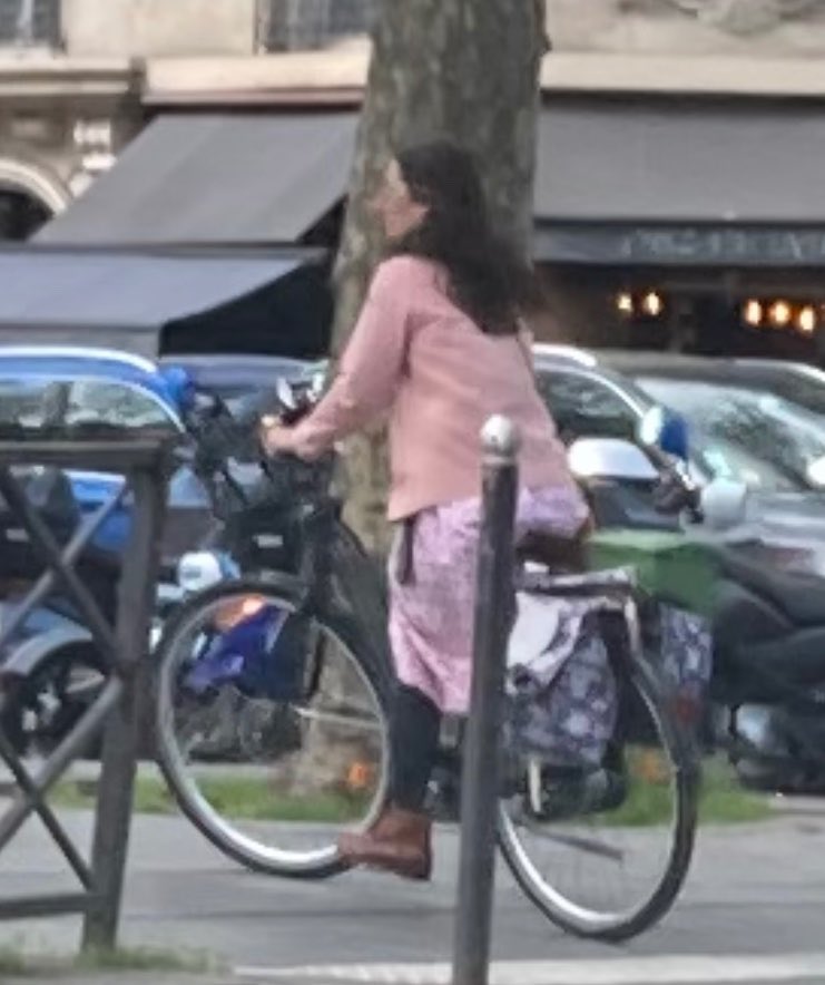 Mme. Pierre-Marie, vous êtes ni légitime pour émettre un avis sur les causes de ce drame, ni pour anticiper l’enquête pénale, ni pour rompre le moment de réserve et de deuil.

Votre politique et conduite ne sont ni exemplaires ni efficaces pour préserver les plus fragiles ⤵️