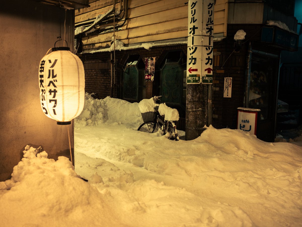 cram_box's tweet image. Heavy snow blankets Japan night.