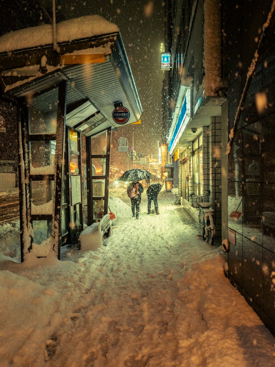 cram_box's tweet image. Heavy snow blankets Japan night.