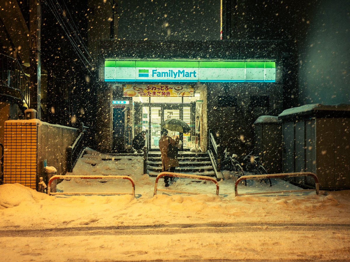 cram_box's tweet image. Heavy snow blankets Japan night.