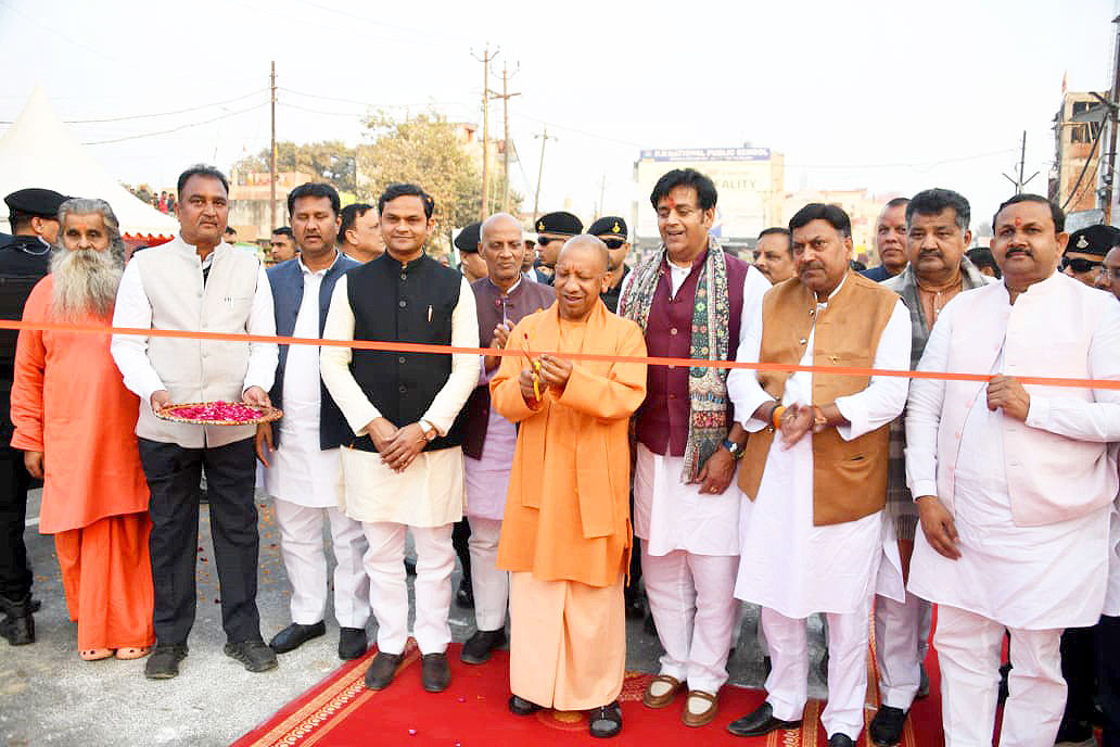 myogiadityanath's tweet photo. आदरणीय प्रधानमंत्री श्री @narendramodi जी के नेतृत्व में अब समस्या नहीं, समाधान की बात होती है, उनके मार्गदर्शन में हम नए उत्तर प्रदेश को 'विकसित भारत' के अभियान का सारथी बनाने का कार्य पूरी प्रतिबद्धता से कर रहे हैं।

इसी शृंखला में आज शिवावतारी महायोगी गुरु श्री गोरखनाथ जी की पावन नगरी जनपद गोरखपुर में लगभग ₹250 करोड़ लागत से नवनिर्मित 4 लेन रेल उपरिगामी सेतु एवं 4 लेन मार्ग पर फ्लाईओवर का लोकार्पण किया।

गोरखपुर सहित पूर्वी उत्तर प्रदेश वासियों को इस सौगात के लिए हार्दिक बधाई।