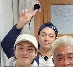 BaekhoToday's tweet photo. 260106 #BAEKHO in new unseen behind-the-scenes photos posted by the owner of the red scallop and oyster farm from Episode 4 of #tvN’s #헬스파머 (Muscle Farmers)! 🦪🎣
#tvN #MuscleFarmers
#백호 #강동호 #KANGDONGHO https://t.co/QFW1K1nAyg