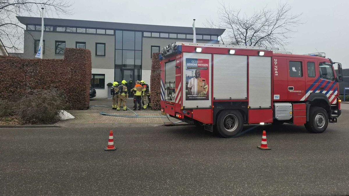 Brandweer heeft autobrand in Kaatsheuvel snel onder controle