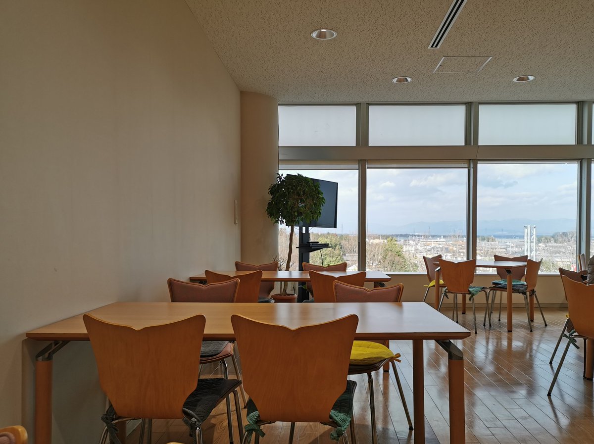 Raygass's tweet image. ランチタイムにたどり着いた菰野町役場周りで食堂→足湯→カフェ。
　今住んでいる津市も気に入っているけど、菰野町も僕に合ってる感じがする。役場内もそうだし、全体的に街が文化的で若々しいのよな