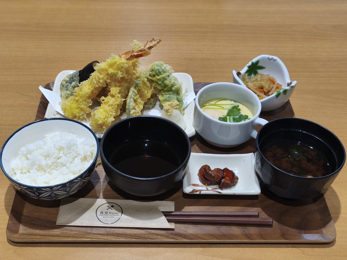 Raygass's tweet image. ランチタイムにたどり着いた菰野町役場周りで食堂→足湯→カフェ。
　今住んでいる津市も気に入っているけど、菰野町も僕に合ってる感じがする。役場内もそうだし、全体的に街が文化的で若々しいのよな