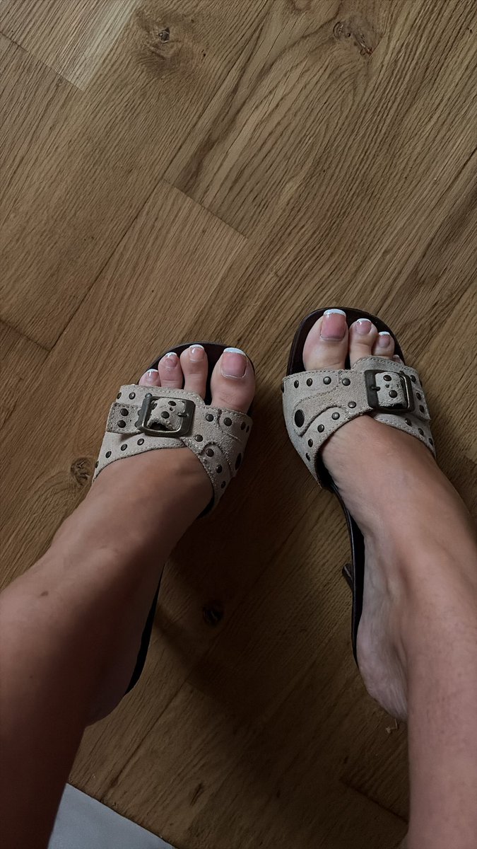 In china town today for lunch. 

Sad I can’t have my toes out in this rain. 

Who’s around central London for cash meets ? I deserve to treat myself to whatever I fancy! 

FinDomme finsub rtsub cashmeeet