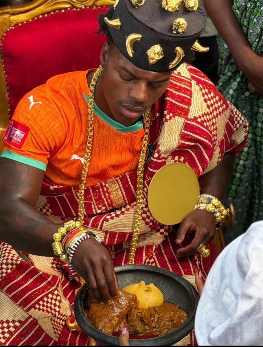 Actually many pictures from The Akan of  Côte d’Ivoire  🇨🇮 ( Ivory coast ) are  Ignorantly attributed to Ghana without any research  at the first place. 

LL Cool J 1989 in Grand bassam 🇨🇮

Michael Jackson 1992 in Krindjabo🇨🇮

IShowSpeed 2026  in Abidjan 🇨🇮