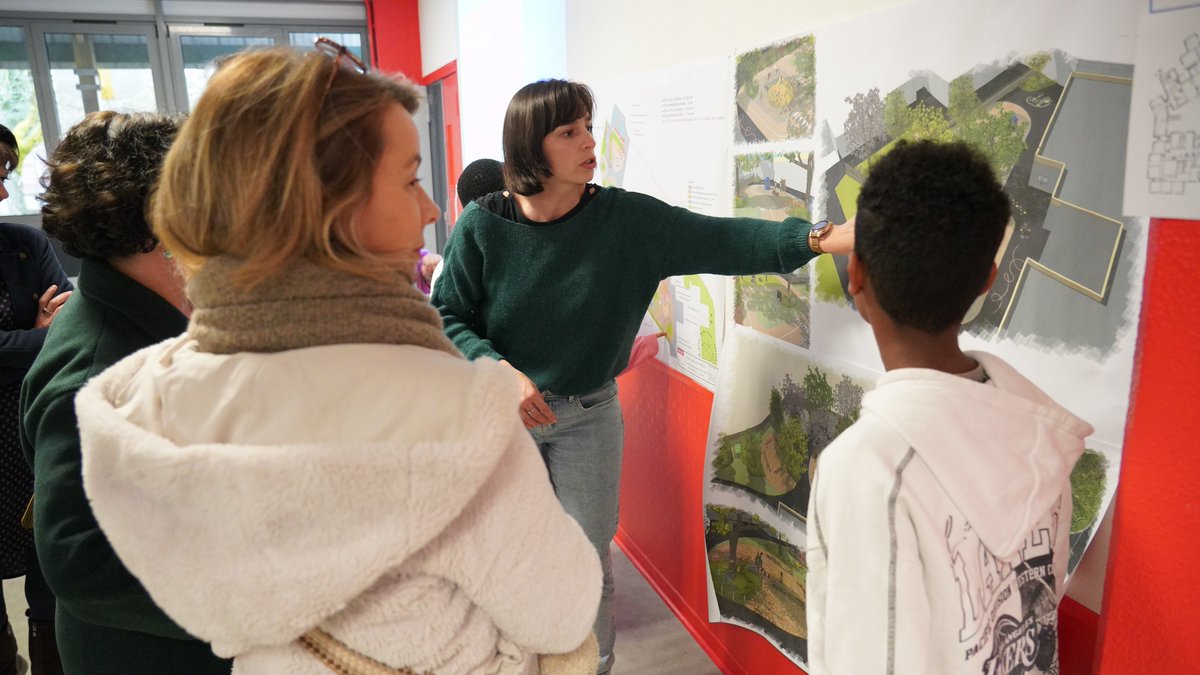 [ Renaturation des cours d'école 🌿 ]
Les élèves de l'école Jules-Verne ont découvert les esquisses du projet de renaturation dont va bénéficier leur cour de récréation cette année.
⏳ A découvrir prochainement dans votre Cholet mag de mars et sur cholet.fr