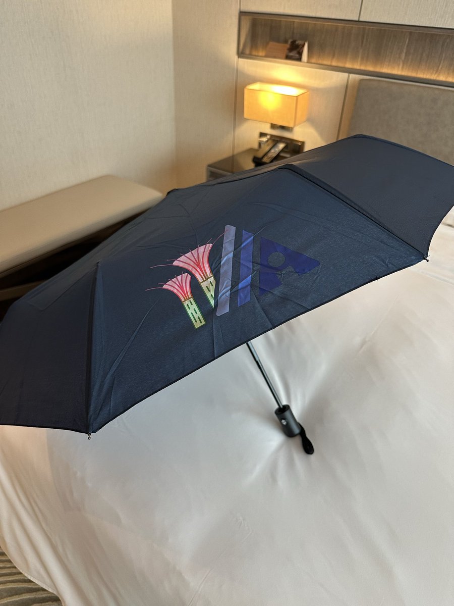 傘配られるのシンガポールならではすぎる。