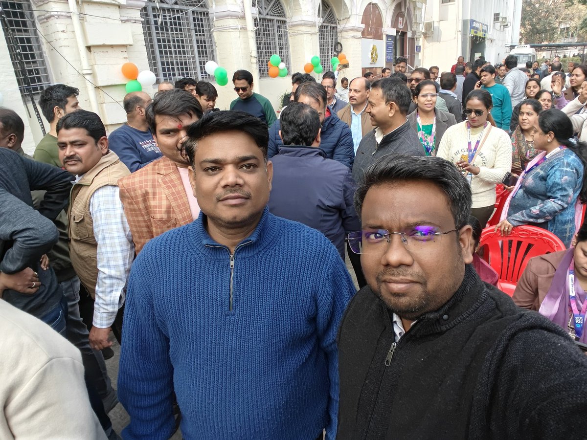Bankercash1's tweet photo. Pictures of today's massive BANK Strike demonstration from Lucknow for #5DaysBanking.

#BankersOnStrike https://t.co/XikZZzZGiI