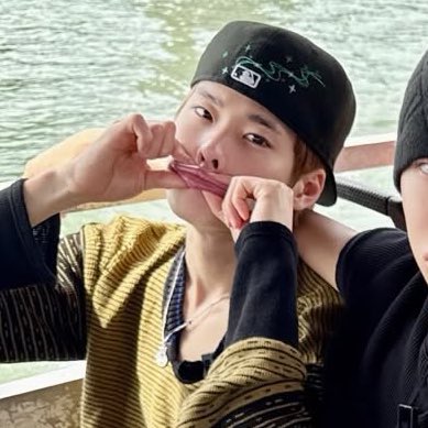 강가에서 우연히 오리중에 젤 예쁘다는 얼짱 삔덕이를 발견한 뒤 자기도 오리가 될거라며 가짜 부리 만들어 다니는 끼숭이