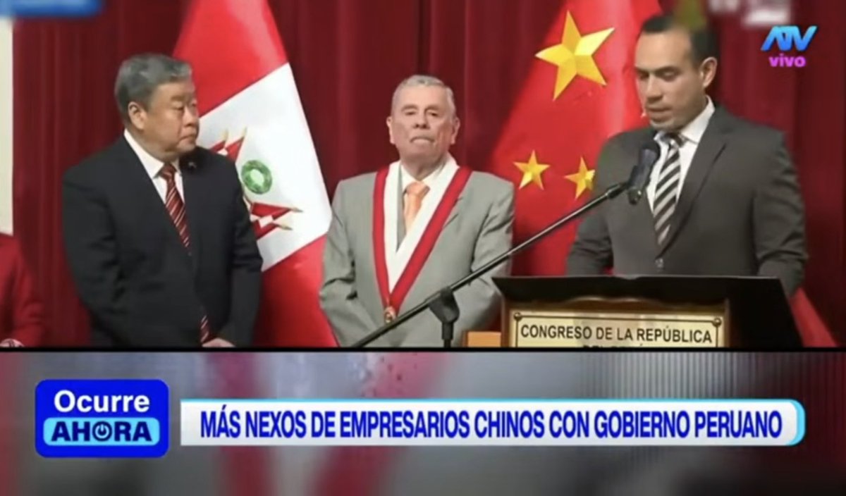 Imagina ser "Anti-comunista" , posar al costado de la bandera China y después decir que la crisis del gobierno es obra de los "Comunistas". Así de incongruente es Rospulgoso.