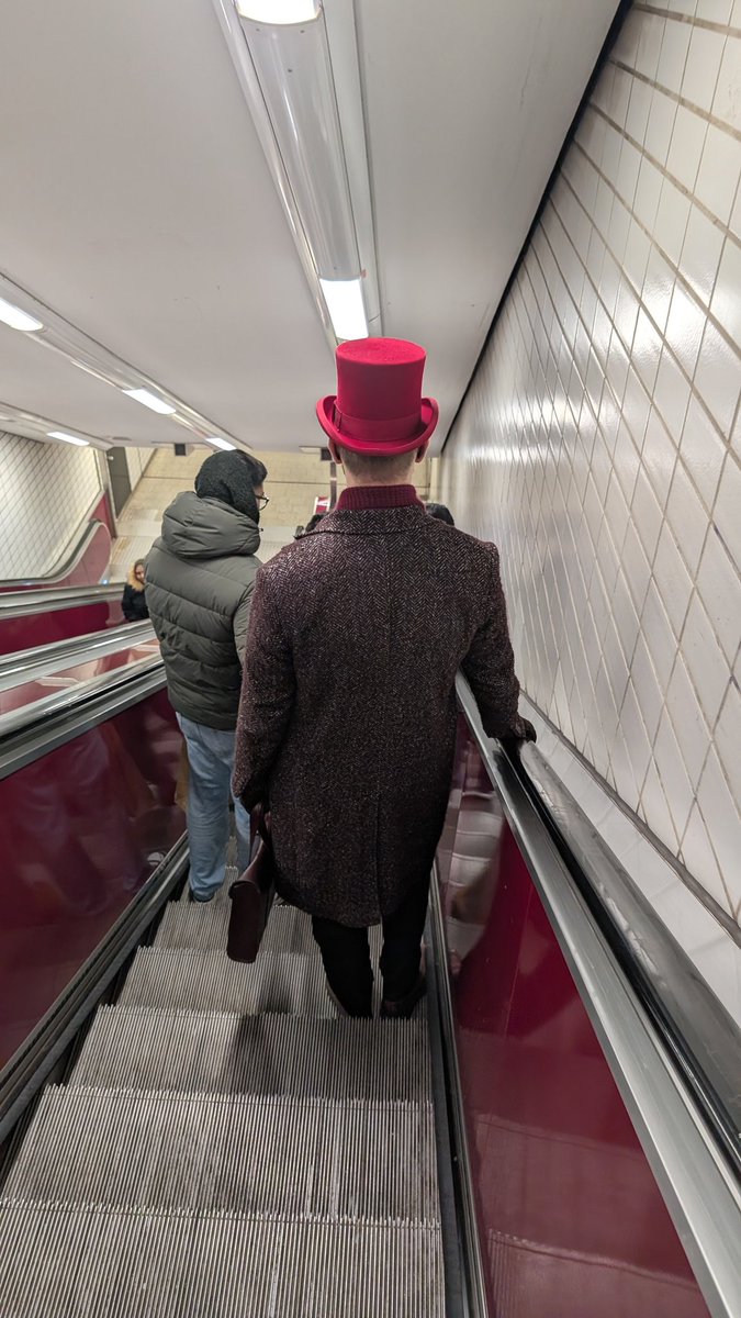 OlibabaLP's tweet image. Ich hab mir heute ne Tafel Schokolade gekauft und da war so eine goldene Eintrittskarte drin. Und jetzt muss ich diesem Mann nachlaufen. Mal schauen was wird.