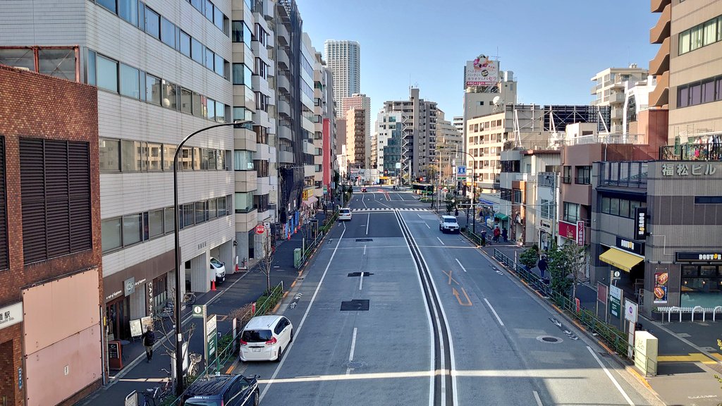 階段を下った先にある策（むち）の池。四谷のスリバチ地形の窪地に崖線から湧き出す水が溜まり池になった場所。かつては美濃高須藩の大名屋敷で以前はもっと大きな池だったが近隣開発により湧水量が減少し現在の形になったようだ。谷を跨ぐように外苑東通りを渡す曙橋。谷底を交差するのは靖国通り。