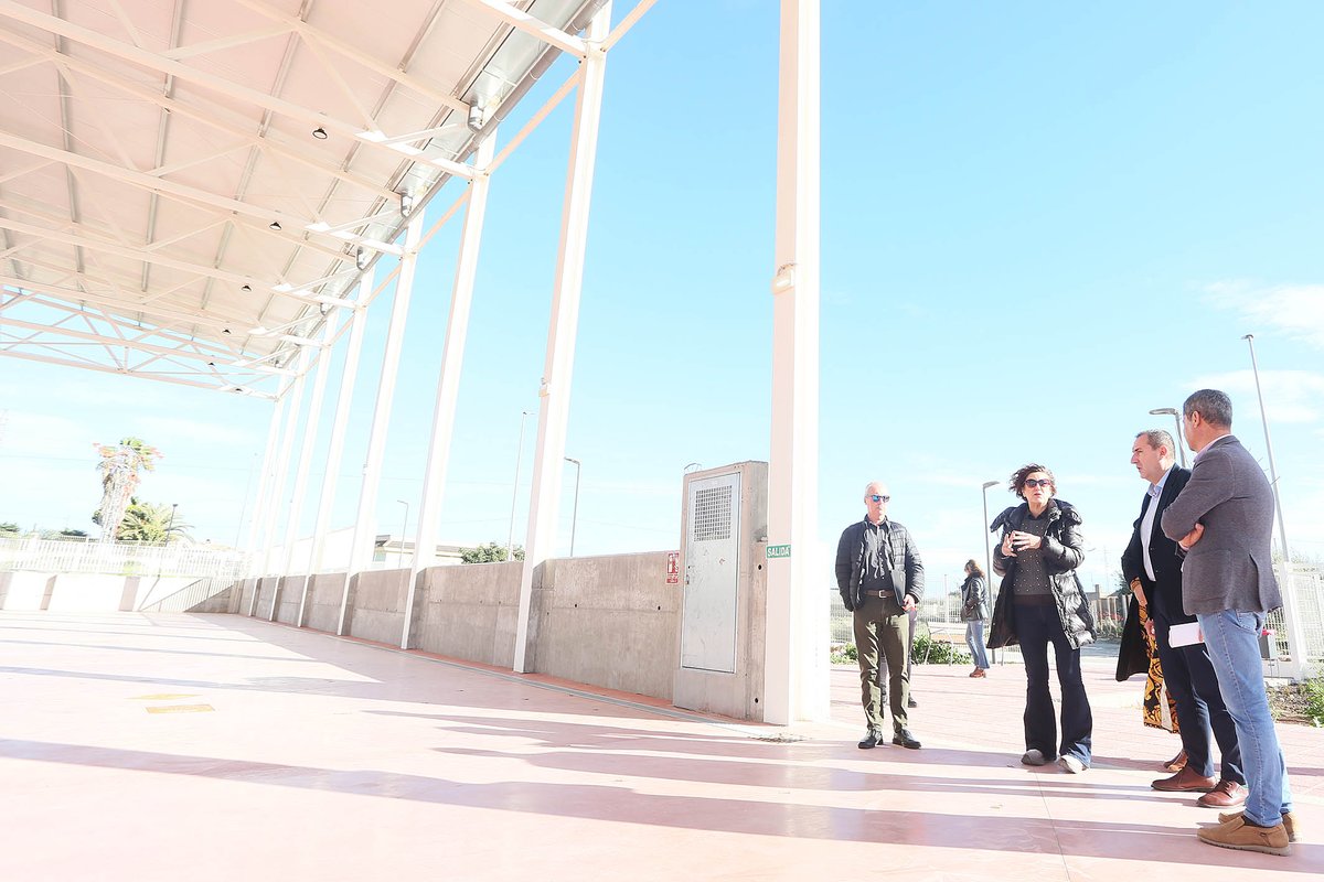 dipuAlicante's tweet photo. El municipio de #LosMontesinos cuenta ya con un nuevo pabellón polideportivo cubierto, una infraestructura impulsada por @dipuAlicante y el Ayuntamiento de la localidad con una inversión de 1.188.000 euros 🏀

El diputado de Infraestructuras, Antonio Bernabeu, ha visitado la localidad para reunirse con su alcalde, José Manuel Butrón, y analizar los distintos proyectos que el municipio tiene en marcha con el apoyo de la institución provincial 🚧

Bernabeu también ha visitado #Rojales, donde la institución provincial trabaja ya en el proyecto de rehabilitación del Teatro Capitol con una inversión junto al Ayuntamiento de más de un millón de euros 🔹