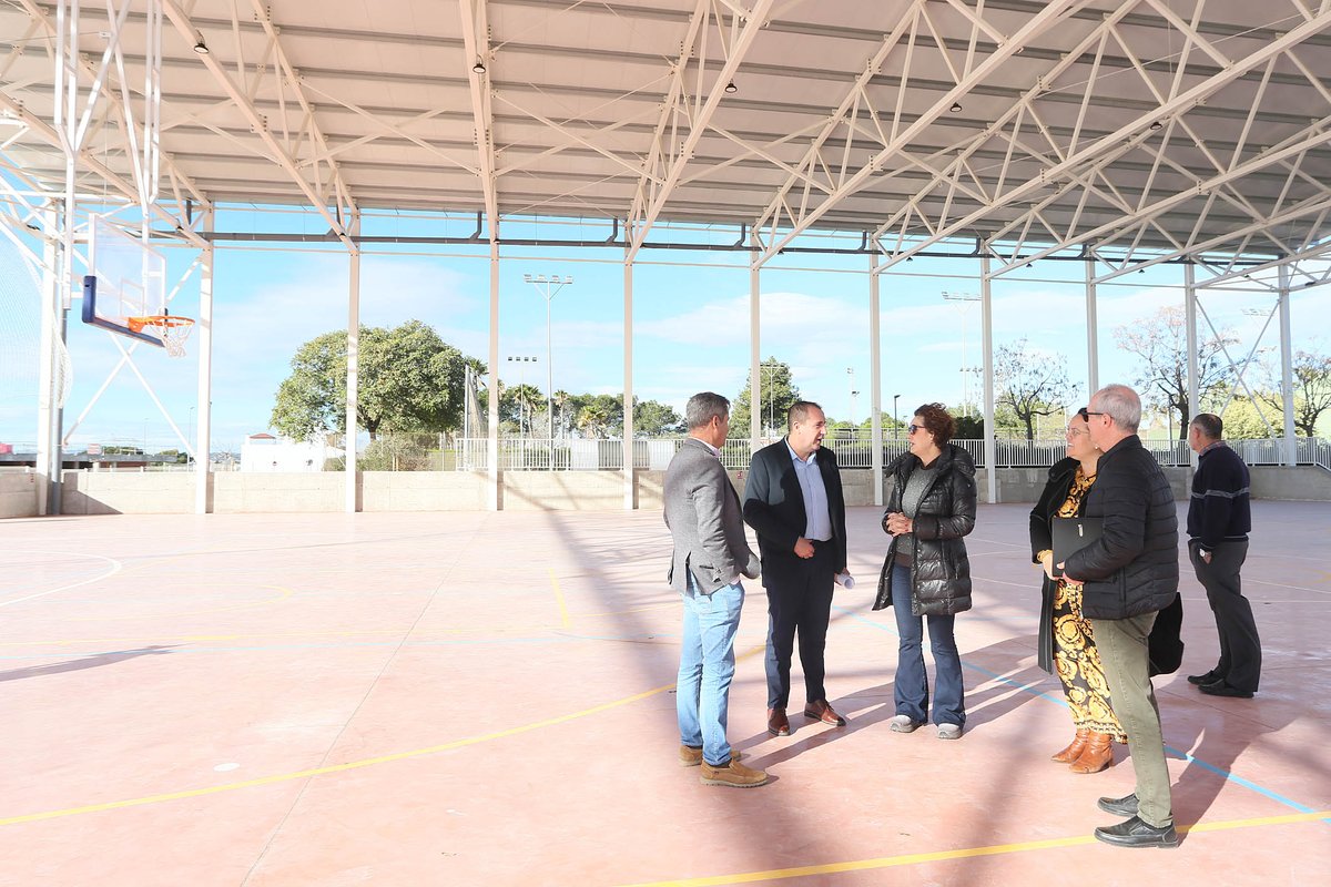 dipuAlicante's tweet photo. El municipio de #LosMontesinos cuenta ya con un nuevo pabellón polideportivo cubierto, una infraestructura impulsada por @dipuAlicante y el Ayuntamiento de la localidad con una inversión de 1.188.000 euros 🏀

El diputado de Infraestructuras, Antonio Bernabeu, ha visitado la localidad para reunirse con su alcalde, José Manuel Butrón, y analizar los distintos proyectos que el municipio tiene en marcha con el apoyo de la institución provincial 🚧

Bernabeu también ha visitado #Rojales, donde la institución provincial trabaja ya en el proyecto de rehabilitación del Teatro Capitol con una inversión junto al Ayuntamiento de más de un millón de euros 🔹