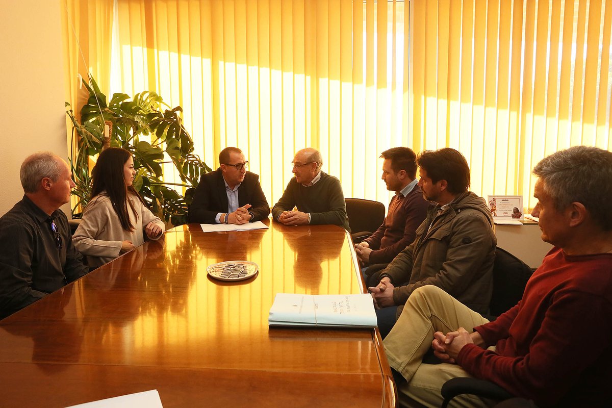 dipuAlicante's tweet photo. El municipio de #LosMontesinos cuenta ya con un nuevo pabellón polideportivo cubierto, una infraestructura impulsada por @dipuAlicante y el Ayuntamiento de la localidad con una inversión de 1.188.000 euros 🏀

El diputado de Infraestructuras, Antonio Bernabeu, ha visitado la localidad para reunirse con su alcalde, José Manuel Butrón, y analizar los distintos proyectos que el municipio tiene en marcha con el apoyo de la institución provincial 🚧

Bernabeu también ha visitado #Rojales, donde la institución provincial trabaja ya en el proyecto de rehabilitación del Teatro Capitol con una inversión junto al Ayuntamiento de más de un millón de euros 🔹