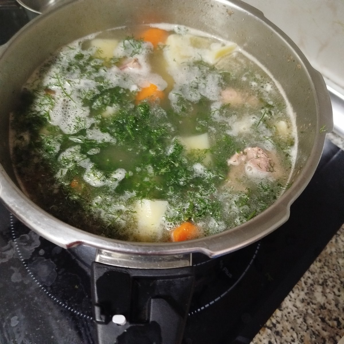 jpicon88's tweet photo. Cocina de invierno y fuego lento 🔥
Garbanzos, hinojos 🌿, verduras de la huerta, patata y cerdo 🐖
Todo hecho con tiempo, en olla y cazuela de barro 🏺.
“Berza” no es solo un plato: es una forma de cocinar y de vivir.

#GastronomiaAlmeriense #27E #DiadeAlmeria #Almeria https://t.co/7zHjUoanEs