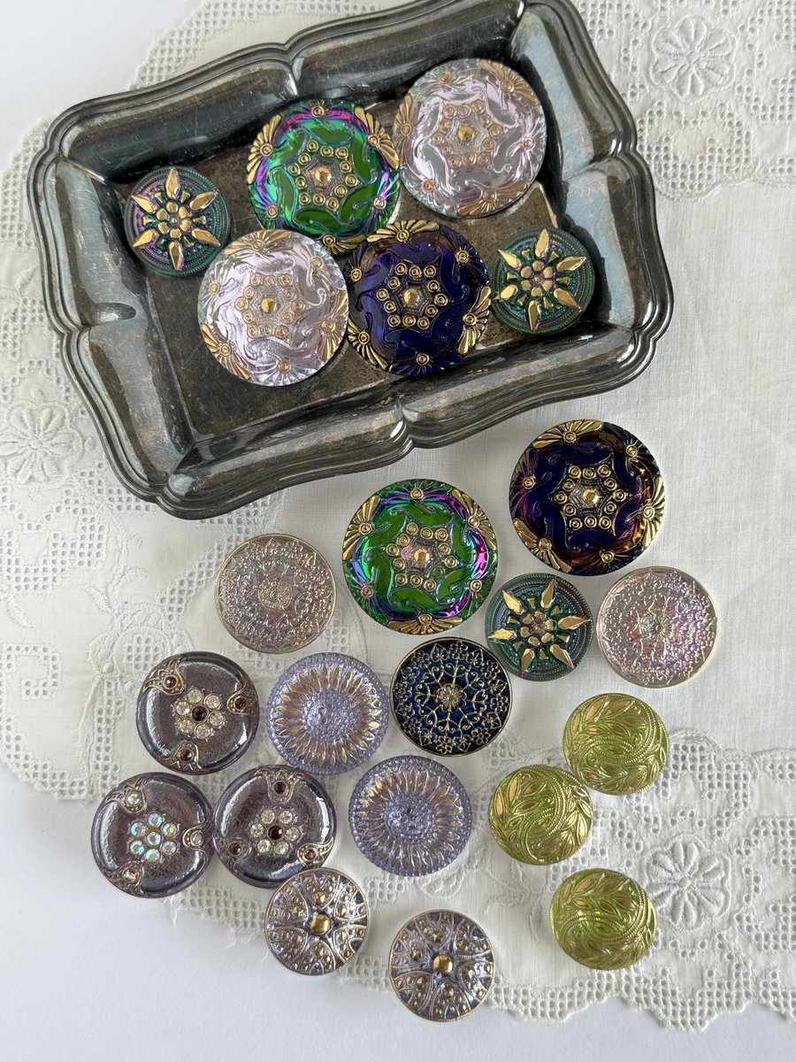 チェコのプラハからバスで約1時間ほどの場所にあるヤブロネッツという街で作られているガラスボタン
ガラス棒を炉で溶かし型で挟み縁を研磨しハンドペイントで色付けをして…と100年前と同じ手法で作られています
チェコに行けば手芸屋でたくさんのガラスボタンを売っているのかというと残念ながら→