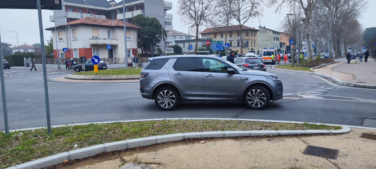 Ennesimo incidente sulla #rotatoria di viale Venezia. Fummo profeti nel segnalare le criticità ma non fummo ascoltati. Oggi feriti gravi....domani...???  In rotatoria si viaggia in incolonnamento non affiancati