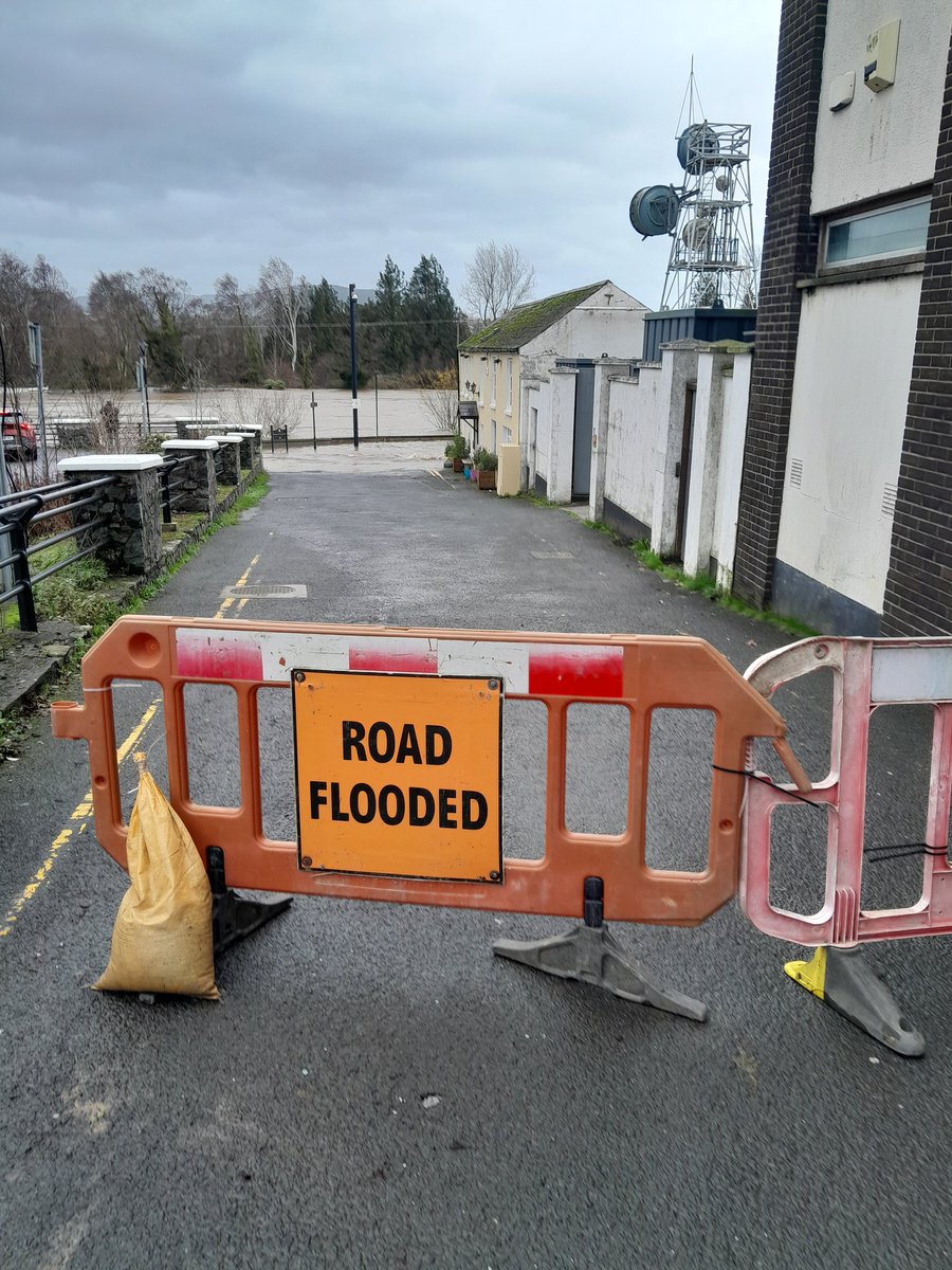 conorleeson's tweet image. It's a bit damp in Arklow today... River Avoca totally burst its banks. 😳😳😳  #StormChandra