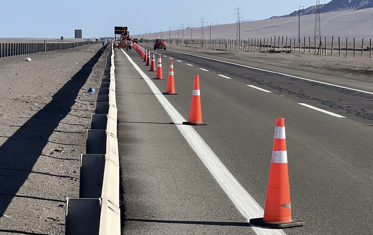 🚧 ATENCIÓN: Ruta 1 km 32,6 sector oriente: segregación de pista por trabajos de sellado de grietas.
➡️ Tránsito habilitado hacia el norte.
⚠️ Conduzca con precaución y respete señalización.
#Antofagasta