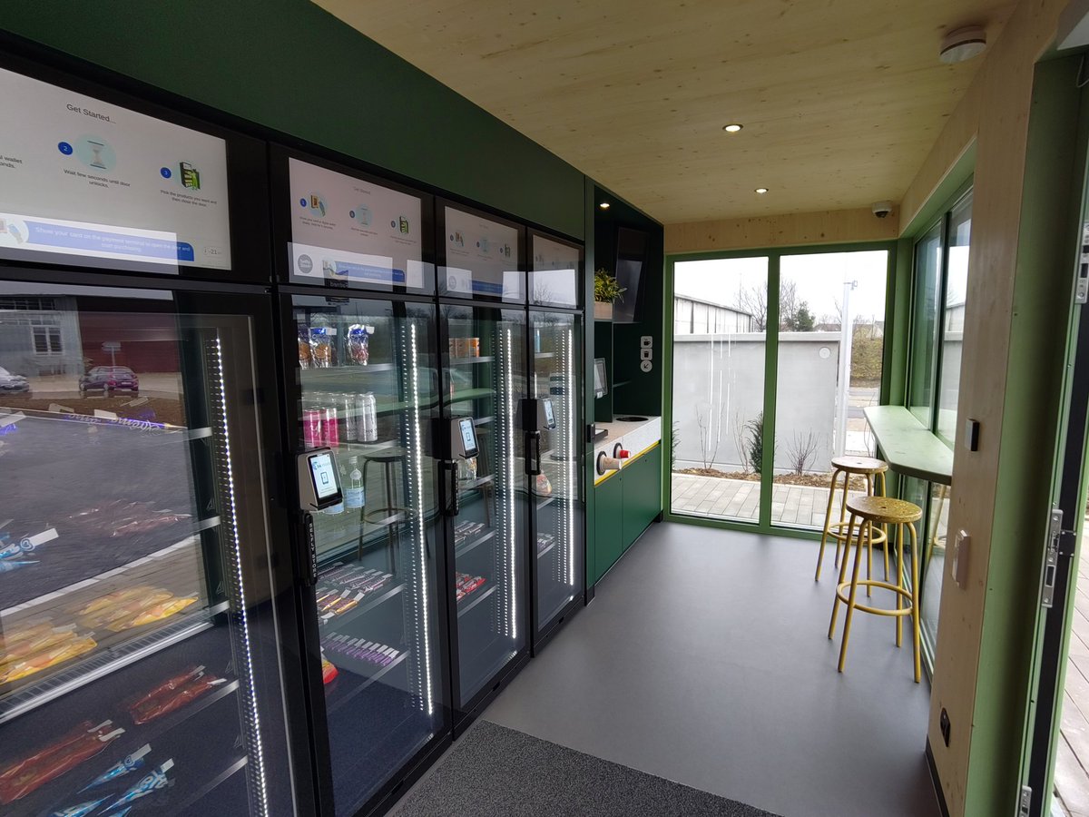 chargeguide's tweet image. When @Fastned says the lounge is open 24/7, they apparently mean literally. The door won't close 😅

The free contactless reader to open the main door worked, but the second reader advertising 0.69EUR for the toilet didn't work 🙁

Just a single power outlet inside the lounge...