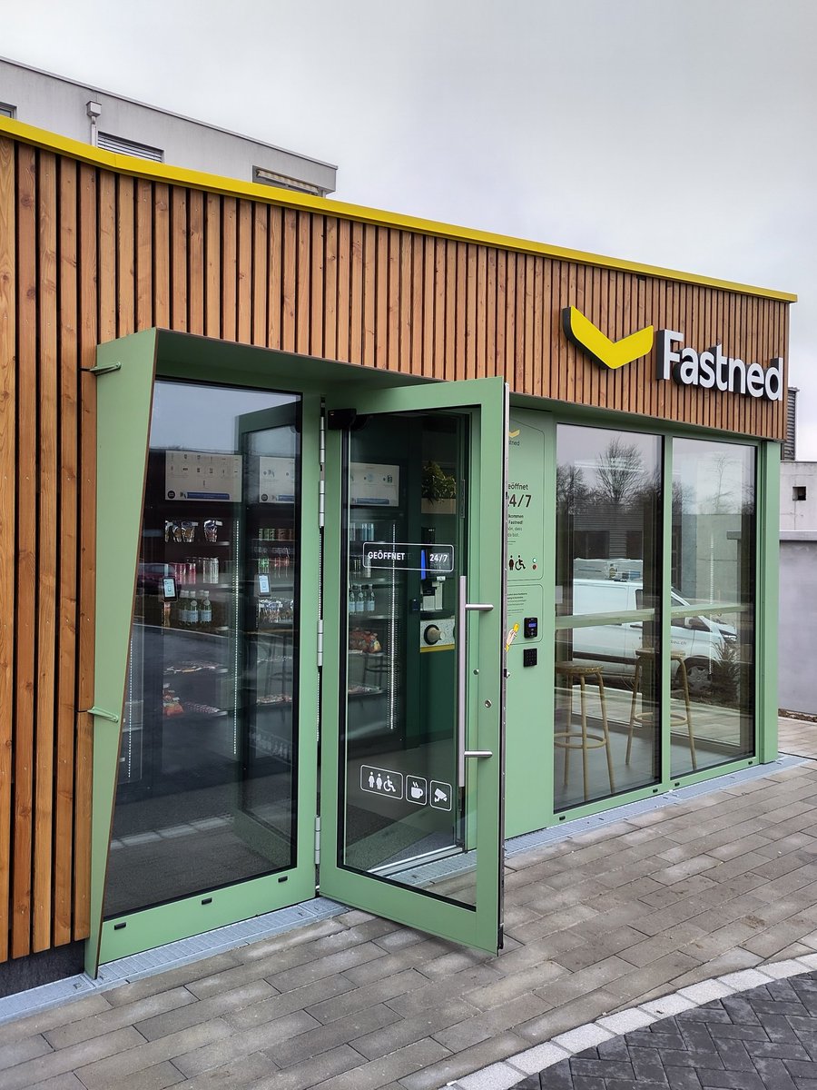 chargeguide's tweet image. When @Fastned says the lounge is open 24/7, they apparently mean literally. The door won't close 😅

The free contactless reader to open the main door worked, but the second reader advertising 0.69EUR for the toilet didn't work 🙁

Just a single power outlet inside the lounge...