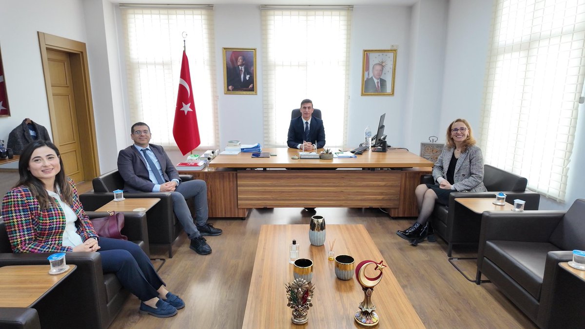 Kaymakamımız Sayın <a href="/mehmet1aksu/">Mehmet Aksu</a>; 
Sağlık Bilimleri Üniversitesi Adana Tıp Fakültesi Dekanı Prof. Dr. Timuçin Çil ve beraberindeki heyeti makamında kabul etti. Ziyarette; İlçemizin sağlık altyapısının güçlendirilmesi, sağlık hizmetlerinin kalitesinin artırılması ve