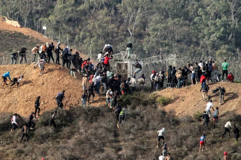 «Absoluta irresponsabilidad»: sindicatos policiales critican la regularización masiva de inmigrantes pactada por PSOE y Podemos 
👉 shorturl.at/8lDqv La Confederación Española de Policía <a href="/cep_cepolicia/">CEP</a>  señaló en un comunicado emitido el 27 de enero en Madrid que el acuerdo