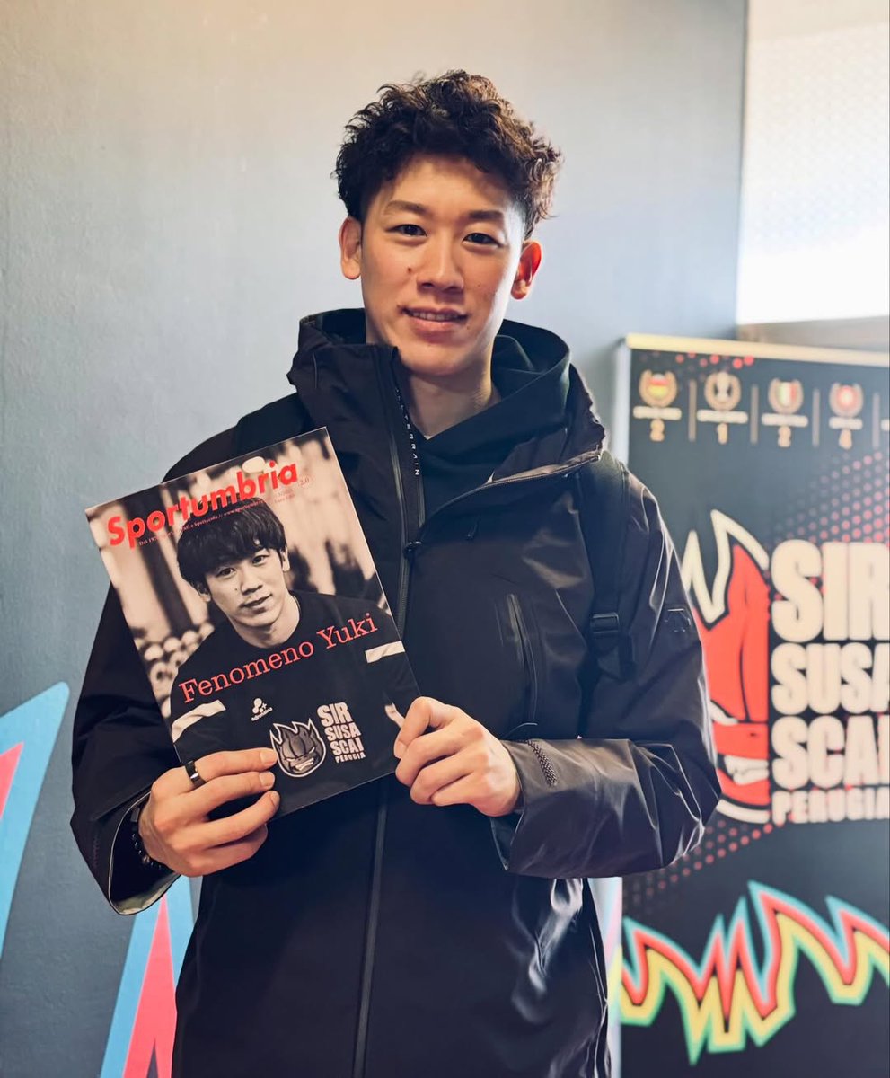 Yuki Ishikawa with the new issue of Sportumbria featuring him on the cover ✨️😌✨️

Look at the difference style in his hair....
😆😆😆🤏🏻🤭