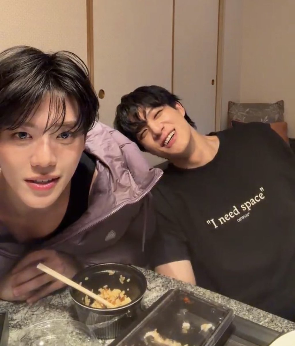 graegakko's tweet image. *
                                                          “I need space”
“SPACE”