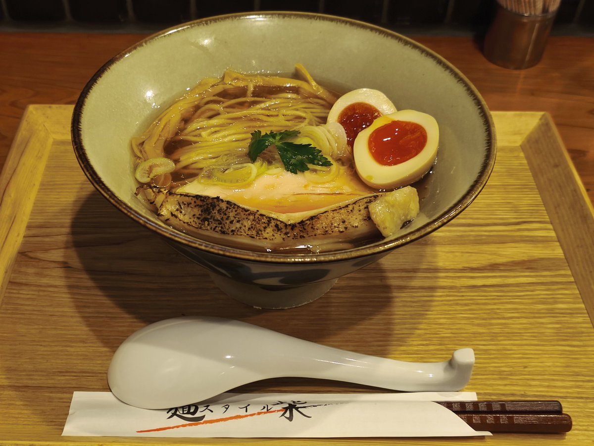 Raygass's tweet image. 珈琲タイムの後は、近くでラーメン食べて帰りました。分厚いチャーシューが印象的な醤油ラーメン、ちょっと柚子の香りがした。味玉入りで880円、最近のラーメンとしてはかなりリーズナブル。一見、他店との共同駐車場かと思ったら違ったのでそこだけは注意