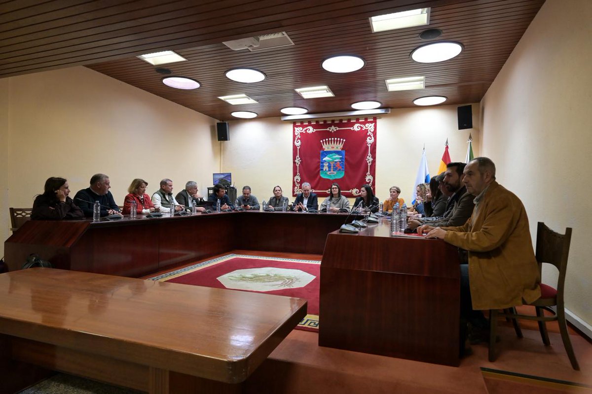 GPSCanarias's tweet photo. El Grupo Parlamentario Socialista visita #ElHierro y denuncia las carencias educativas y sanitarias que sufre esta isla.

🗣️ @chanofranquis lamenta que el Gobierno de CC-PP  “no tenga proyecto para El Hierro"

➕INFO 👇
https://t.co/GZLzYcz9iQ

@PSOEElHierro @GonzAnagonzalez https://t.co/jsdpcJJhCm