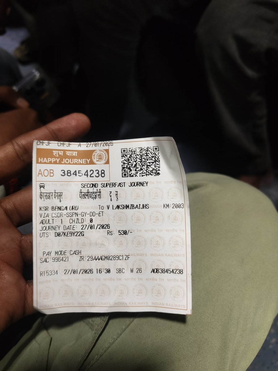 vikaskumarVKR's tweet photo. मैने KSR बेंगलुरु रेलवे स्टेशन पर वीरांगना लक्ष्मीबाई झांसी के लिए काउंटर नंबर 6 से टिकट की लेकिन टिकट का पैसा 530 था लेकिन मेरे से 550 लिया धांधली मचा रखी है सभी से एकस्ट्रा पैसे लिए जा रहे है @RailMinIndia @RailwaySeva @WesternRly @Central_Railway https://t.co/IDhAm23MIW