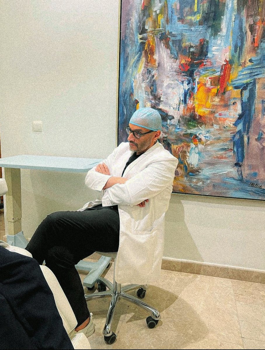 وسام الاستحقاق لفكر لا يكتفي بالإنجاز ! 

لم يقتصر تميّز الدكتور محمد خان على البراعة الطبية فحسب، بل امتد ليشمل فكراً تشغيلياً وتسويقياً متقدماً أعاد تعريف مفهوم النجاح في القطاع الصحي، حيث استطاع أن يربط بين الجودة الطبية العالية والاستدامة التشغيلية، وبين السمعة المهنية