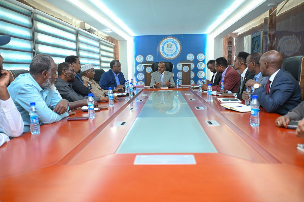 MOFASomalia's tweet image. State Minister H.E. @AliOmarMP met Somali business leaders today, including banks, chambers, and women in business, to prepare for Somalia’s EAC integration, tackle regulatory and financing challenges, and ensure the private sector drives growth across East Africa. #Somalia #EAC