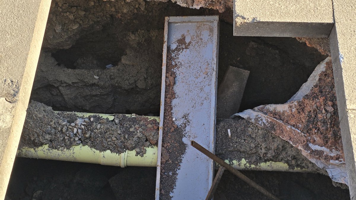 DragoslavicM's tweet image. Pažnja, urušava se trotoar u Ruzveltovoj ulici!

Krater.
Pažljivo se krećite.