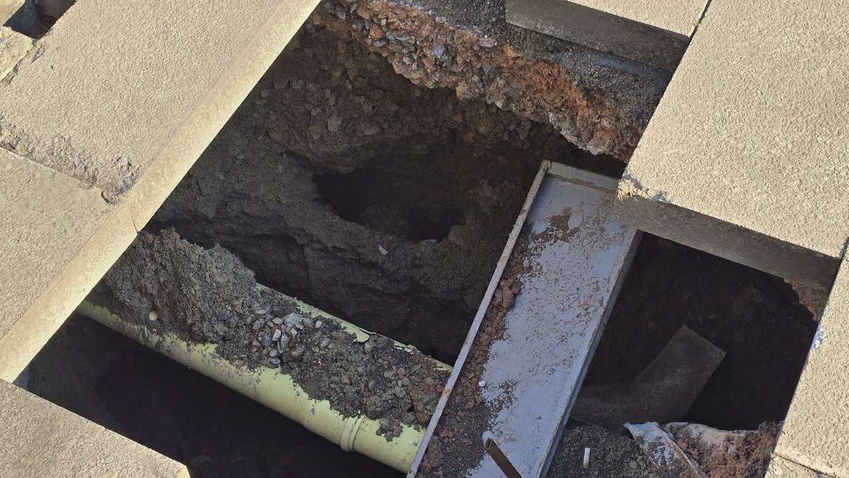 DragoslavicM's tweet image. Pažnja, urušava se trotoar u Ruzveltovoj ulici!

Krater.
Pažljivo se krećite.