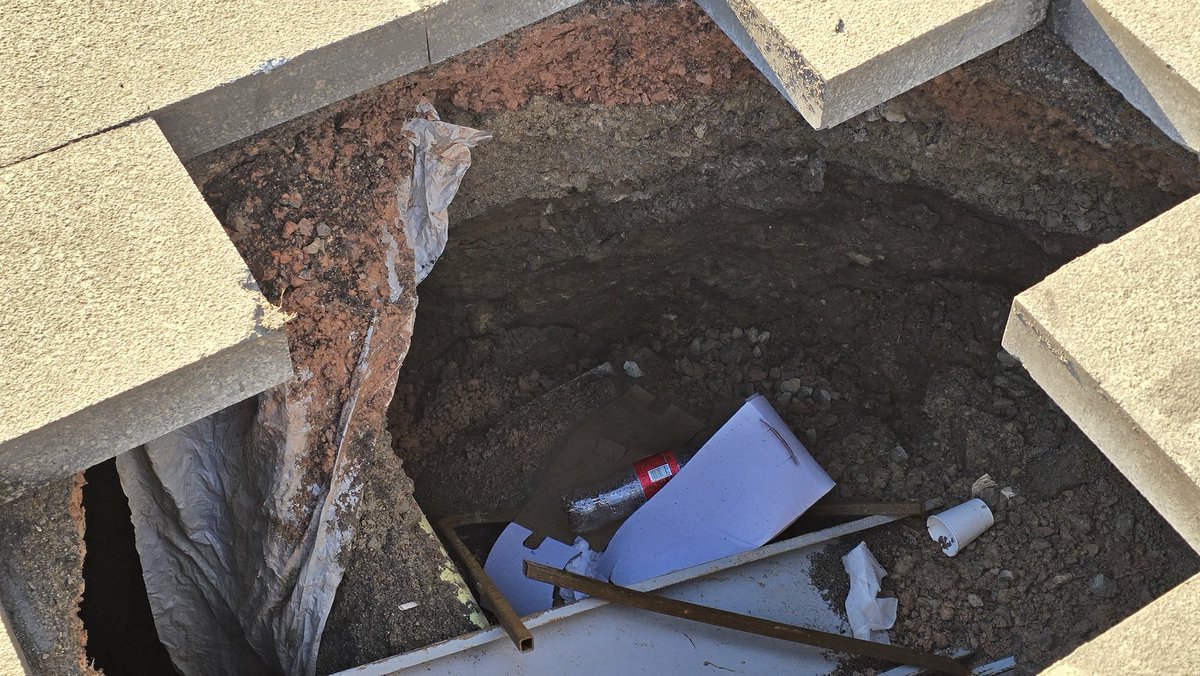 DragoslavicM's tweet image. Pažnja, urušava se trotoar u Ruzveltovoj ulici!

Krater.
Pažljivo se krećite.