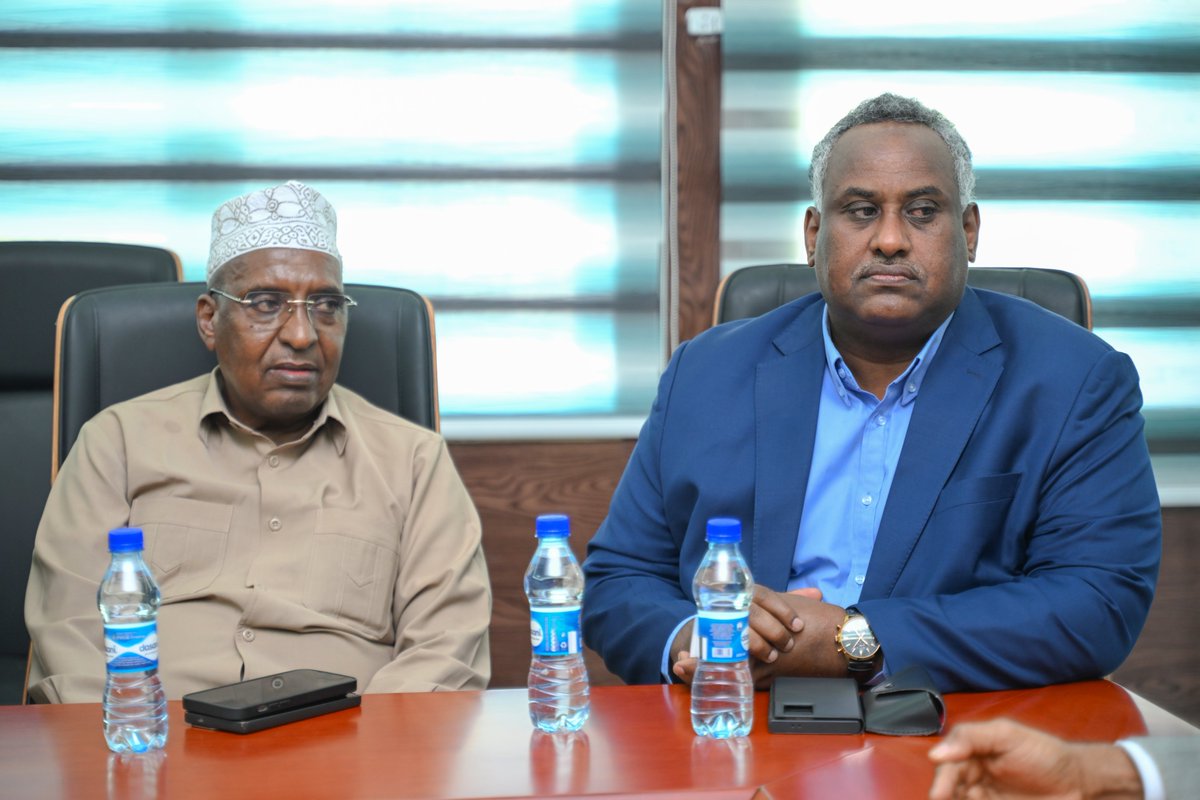 MOFASomalia's tweet image. State Minister H.E. @AliOmarMP met Somali business leaders today, including banks, chambers, and women in business, to prepare for Somalia’s EAC integration, tackle regulatory and financing challenges, and ensure the private sector drives growth across East Africa. #Somalia #EAC